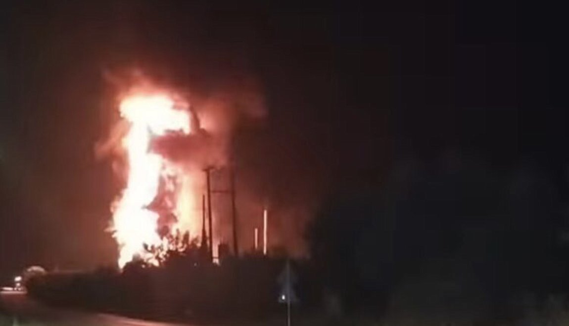 Μεγάλη φωτιά σε εργοστάσιο στη Σπάρτη