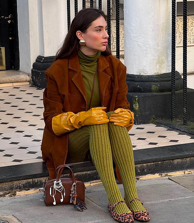 6 looks με χρωματιστά καλσόν που θα ανανεώσουν την γκαρνταρόμπα μας