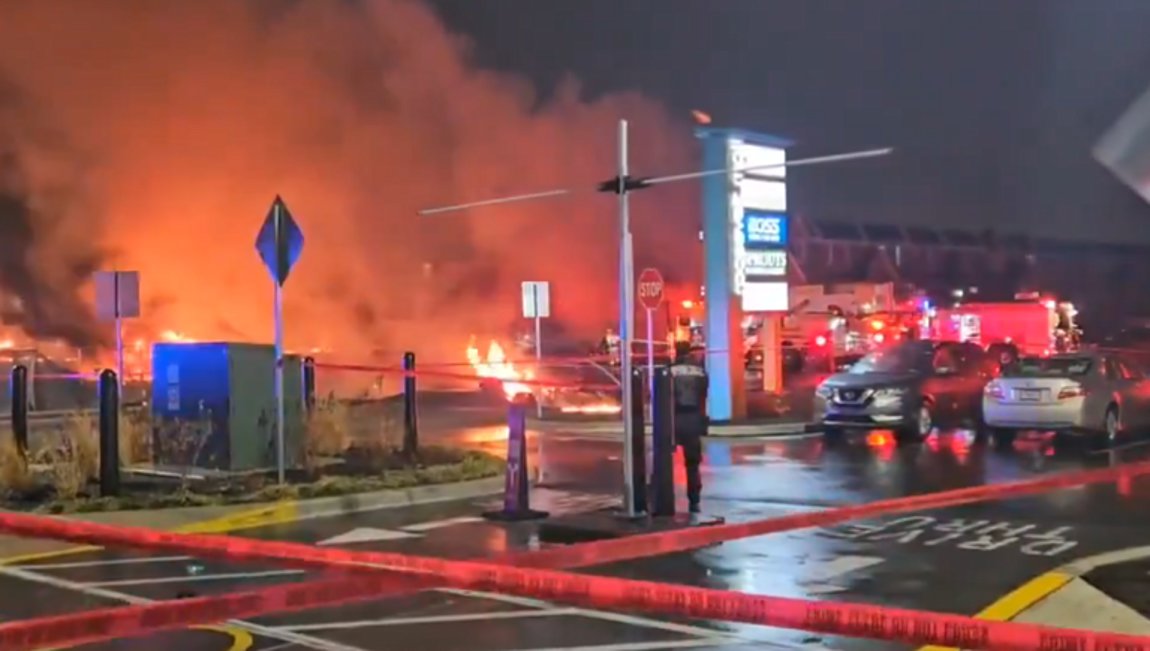 ΗΠΑ: Τζετ-ασθενοφόρο συνετρίβη σε σπίτια κοντά σε εμπορικό κέντρο στη Φιλαδέλφεια – Βίντεο