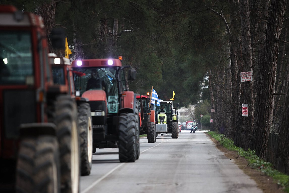 Λάρισα: Κινητοποίηση αγροτών στο κτίριο της Περιφέρεια Θεσσαλίας – BINTEO