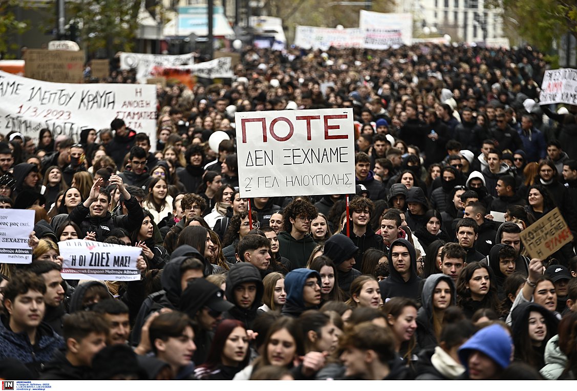 «Δεν έχω οξυγόνο»: Εικόνες από τα μαζικά συλλαλητήρια για τα Τέμπη