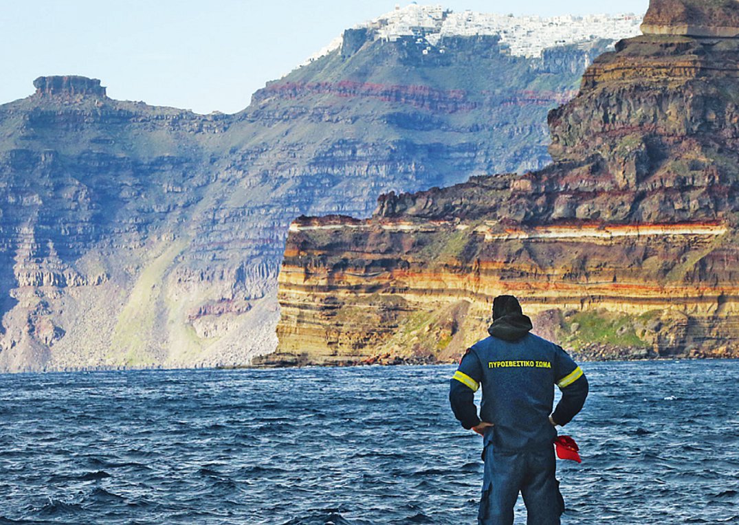 Αγωνία διαρκείας για τον χορό των ρίχτερ στη Σαντορίνη