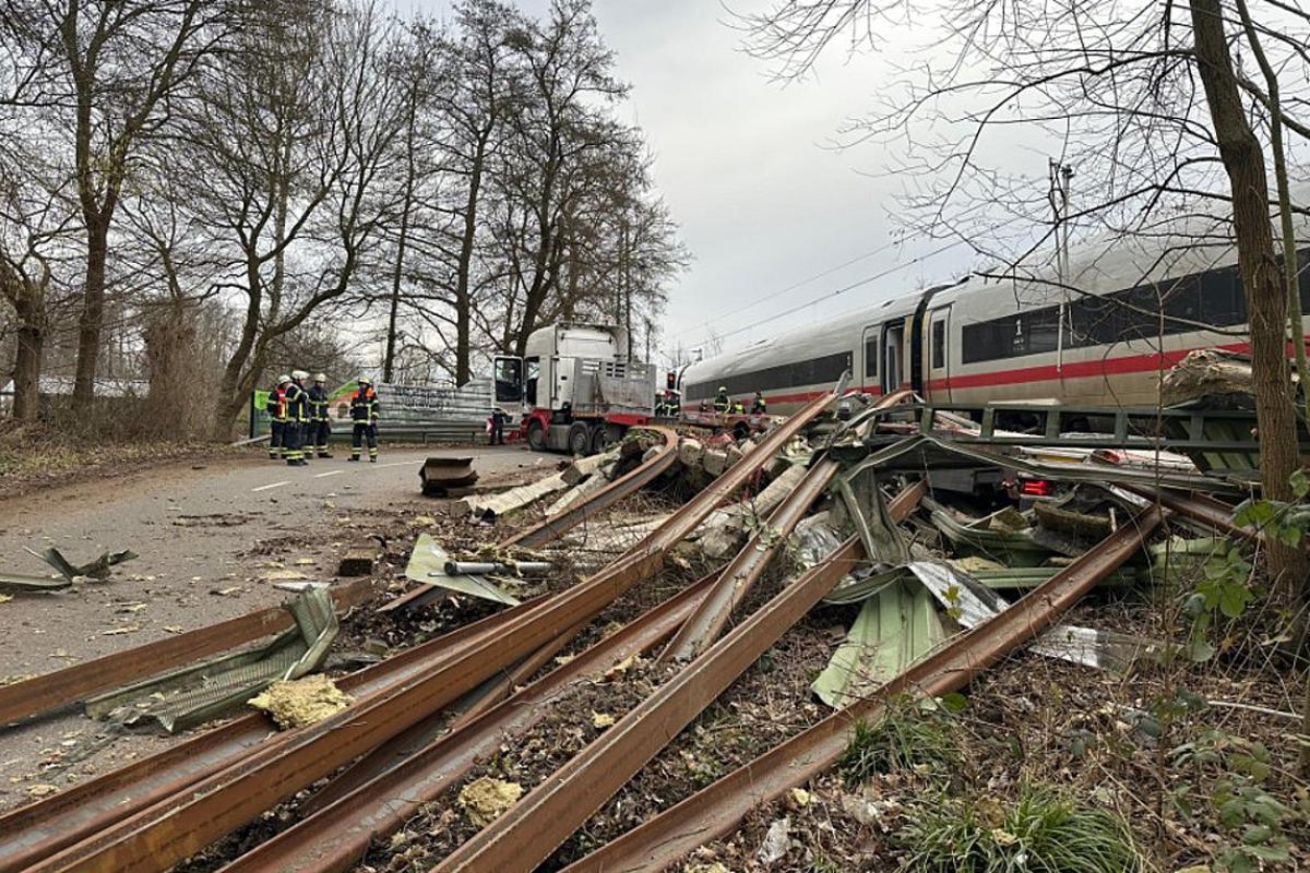 Αμβούργο: Ένας νεκρός και 13 τραυματίες σε σύγκρουση τρένου με φορτηγό