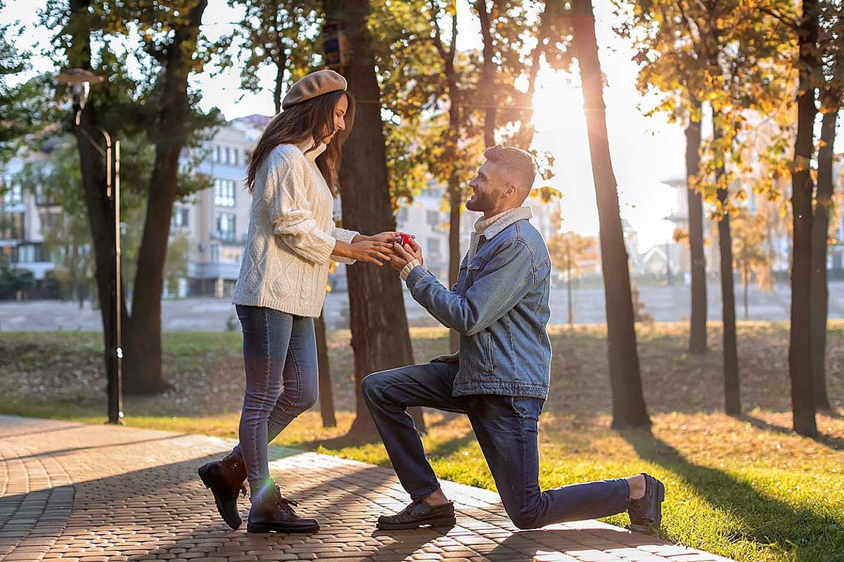 Πότε να κάνεις πρόταση γάμου το 2025 – Οι 3 πιο ρομαντικές ημερομηνίες σύμφωνα με την αστρολογία