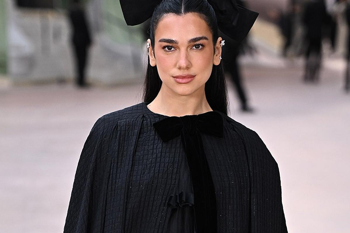 Η Dua Lipa φορά το δυσεύρετο παλτό που θέλουμε σαν τρελές
